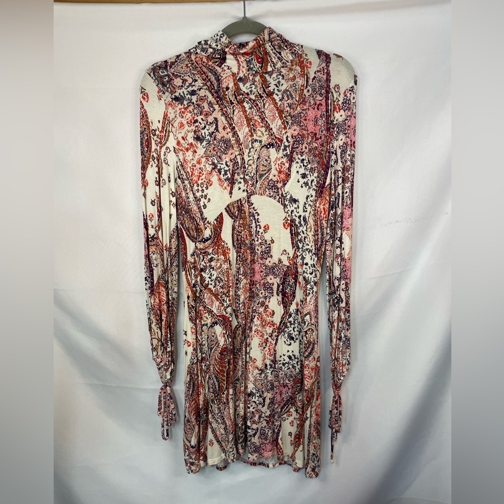 Boho and Gypsy style dress by Free People. Has an open back and elastic sleeves.